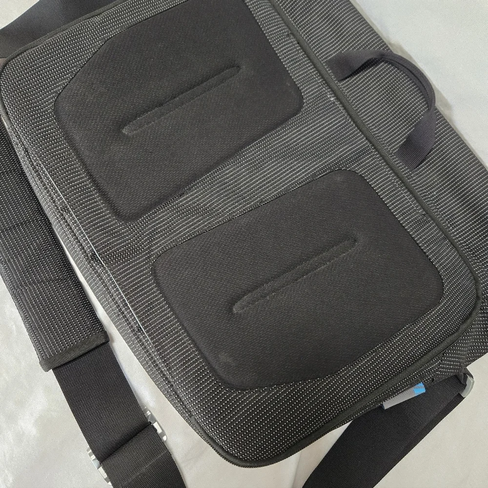 Thule Sweden Black Laptop Messenger Bag Multi-Pocket Organizer